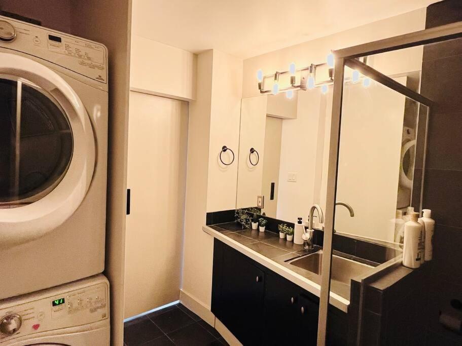 Sunny Penthouse On 17Th Ave, 1 Bedroom, 1 Loft Bed With Ladder, 1 Sofa Bed, Sleeps 6, Downtown YYC Екстериор снимка
