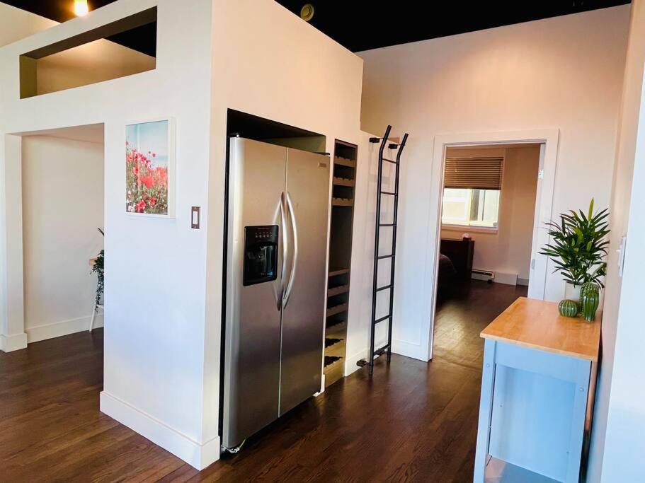 Sunny Penthouse On 17Th Ave, 1 Bedroom, 1 Loft Bed With Ladder, 1 Sofa Bed, Sleeps 6, Downtown YYC Екстериор снимка